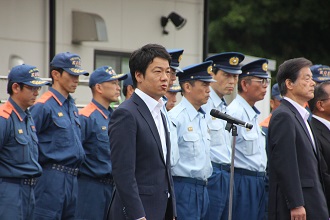 市消防団員に激励する市長